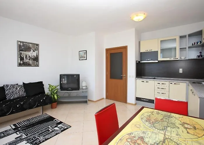 Sofia In Sunny Apartment