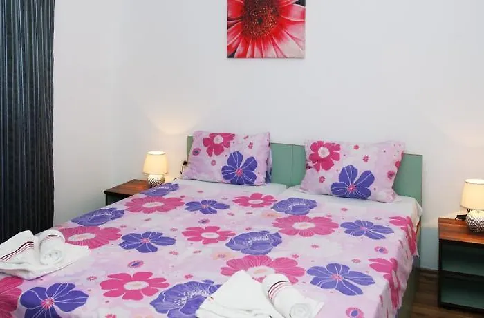 Sofia In Sunny Apartment