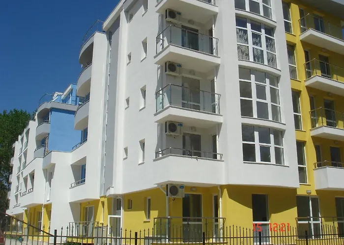 Sofia In Sunny Apartment *